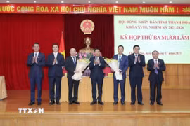 Bí thư Tỉnh ủy Nguyễn Doãn Anh và các Phó Bí thư Tỉnh ủy, Phó Chủ tịch Thường trực Hội đồng Nhân dân tỉnh tặng hoa chúc mừng đồng chí Lê Quang Hùng và đồng chí Cao Văn Cường vừa được HĐND tỉnh bầu giữ chức Phó Chủ tịch UBND tỉnh, nhiệm kỳ 2021-2026. (Ảnh: TTXVN phát)