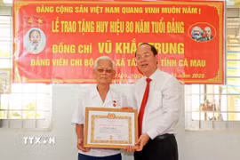 Bí thư Tỉnh ủy Cà Mau Nguyễn Hồ Hải trao Huy hiệu 80 năm tuổi Đảng cho đảng viên Vũ Khắc Trung (sinh năm 1928) tại xã Tân Lộc, tỉnh Cà Mau. (Ảnh: Huỳnh Anh/TTXVN)