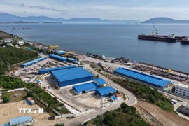 Một góc Khu kinh tế Vân Phong (tỉnh Khánh Hòa) nhìn từ trên cao. (Ảnh: Nguyễn Thành/TTXVN)