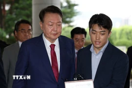 Cựu Tổng thống Hàn Quốc Yoon Suk Yeol tới trụ sở Viện kiểm sát cấp cao Seoul ngày 5/7/2025. (Ảnh: Yonhap/TTXVN)