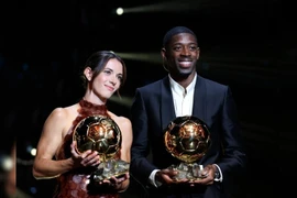 Aitana ­Bonmati và Ousmane Dembele trên bục nhận giải thưởng. (Nguồn: AFP)