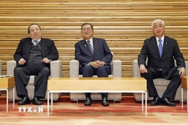 Thủ tướng Nhật Bản Shigeru Ishiba (giữa) tại cuộc họp Nội các ở Tokyo sáng 21/10/2025. (Ảnh: Kyodo/TTXVN)