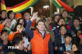 Ông Rodrigo Paz (giữa) phát biểu trước những người ủng hộ tại La Paz, Bolivia ngày 17/8/2025. (Ảnh: THX/TTXVN)