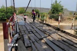 Tình trạng xuống cấp, hư hỏng của cầu treo Tung Ke bắc qua sông Ayun (xã Ayun, huyện Chư Sê, tỉnh Gia Lai). (Ảnh: Hoài Nam/TTXVN)