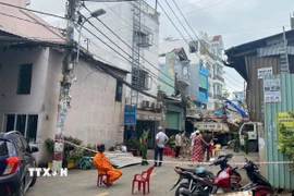 Cơ quan chức năng phong tỏa hiện trường vụ nổ để điều tra nguyên nhân vụ việc. (Ảnh: TTXVN phát)