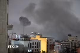 Khói bốc lên sau vụ tấn công tại Tehran, Iran, ngày 28/3/2026. (Ảnh: THX/TTXVN)