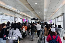 Người dân Hong Kong đi sang Trung Quốc qua cửa khẩu Lo Wu, Thâm Quyến. (Ảnh: TTXVN phát)