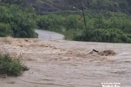 Nước dâng nhanh, một cầu tràn tại xã Sơn Lâm bị ngập sâu. (Nguồn: Báo Nghệ An)