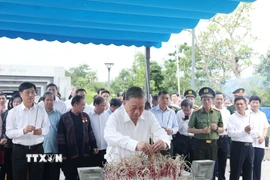 Tổng Bí thư Tô Lâm dâng hương tưởng niệm tại Đền thờ liệt sỹ ở Chiến trường Điện Biên Phủ. (Ảnh: Thống Nhất/TTXVN)