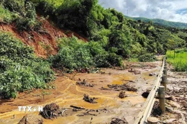 Tuyến đường Quốc lộ 4G đoạn từ xã Huổi Một-xã Sốp Cộp, tỉnh Sơn La bị sụt lở do mưa lũ. (Ảnh: TTXVN phát)