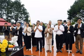 Đoàn đại biểu Tổng Lãnh sự quán Việt Nam tại Pakse, tỉnh Champasak, do bà Tạ Phương Dung, Tổng Lãnh sự, dẫn đầu, đã đến dâng hương tại Tượng đài Liên minh chiến đấu Lào-Việt Nam ở huyện Paksong. (Ảnh: TTXVN phát)