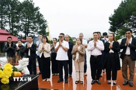 Đoàn đại biểu Tổng Lãnh sự quán Việt Nam tại Pakse, tỉnh Champasak, do bà Tạ Phương Dung, Tổng Lãnh sự, dẫn đầu, đã đến dâng hương tại Tượng đài Liên minh chiến đấu Lào-Việt Nam ở huyện Paksong. (Ảnh: TTXVN phát)