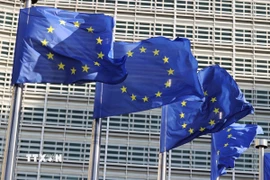 Cờ Liên minh châu Âu (EU) tại trụ sở Ủy ban châu Âu (EC) ở Brussels, Bỉ. (Ảnh: THX/TTXVN)