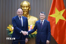 Thủ tướng Lê Minh Hưng tiếp Bộ trưởng Ngoại giao Hy Lạp George Gerapetritis, hôm 17/7. (Ảnh: Dương Giang/TTXVN)
