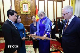 Chủ tịch nước Lương Cường và Phu nhân cùng Toàn quyền Australia Sam Mostyn và Phu quân trao tặng vật phẩm tại buổi chiêu đãi. (Ảnh: Phạm Kiên/TTXVN)