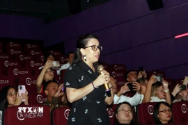 Bà Ariadne Feo Labrada, Tổng lãnh sự Cuba tại Thành phố Hồ Chí Minh giao lưu với đoàn làm phim "Mưa đỏ." (Ảnh: Xuân Khu/TTXVN)