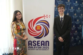 Sinh viên ngành Quan hệ Quốc tế Pedro Toscano và Florencia Camila Gómez, thuộc Đại học Salvador (USAL-UB) Argentina tại cuộc thi. (Ảnh: Đại sứ quán Việt Nam tại Argentina cung cấp)