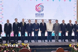 Đại tướng Lương Tam Quang, Ủy viên Bộ Chính trị, Bộ trưởng Bộ Công an chụp ảnh kỷ niệm cùng Thủ tướng Malaysia Datuk Seri Anwar Ibrahim (giữa) và các đại biểu tham dự Hội nghị. (Ảnh: Thành Trung/TTXVN)