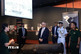Ngài Simeon Beckett, Phu quân của Toàn quyền Australia Sam Mostyn tham quan các khu trưng bày tại Bảo tàng Lịch sử Quân sự Việt Nam. (Ảnh: Tuấn Anh/TTXVN)