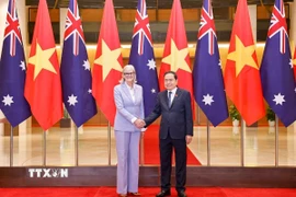 Chủ tịch Quốc hội Trần Thanh Mẫn và Toàn quyền Australia Sam Mostyn chụp ảnh chung. (Ảnh: Doãn Tấn/TTXVN)