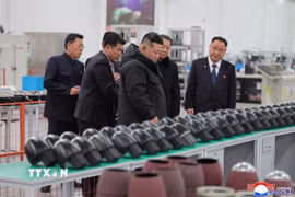 Nhà lãnh đạo Triều Tiên Kim Jong Un thị sát hoạt động sản xuất vũ khí dẫn đường chiến thuật tại một nhà máy đạn dược, ngày 3/1/2026. (Ảnh: KCNA/TTXVN)