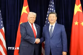 Chủ tịch Trung Quốc Tập Cận Bình (phải) và Tổng thống Mỹ Donald Trump trong cuộc gặp tại Busan, Hàn Quốc ngày 30/10/2025. (Ảnh: THX/TTXVN)