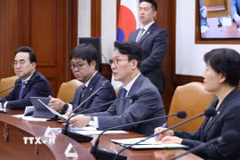 Thủ tướng Hàn Quốc Kim Min Seok (thứ 2, phải) chủ trì cuộc họp khẩn cấp của các bộ trưởng kinh tế tại Seoul ngày 13/5/2026. (Ảnh: Yonhap/TTXVN)