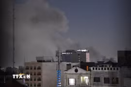 Khói bốc lên sau vụ tấn công tại Tehran, Iran, ngày 1/3/2026. (Ảnh: THX/TTXVN)