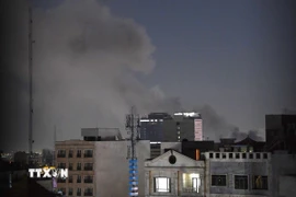 Khói bốc lên sau vụ tấn công tại Tehran, Iran, ngày 1/3/2026. (Ảnh: THX/TTXVN)