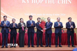 Thường trực Tỉnh ủy và HĐND tặng hoa chúc mừng Chủ tịch UBND tỉnh Ninh Bình Nguyễn Thanh Bình. (Ảnh: Đại Nghĩa/TTXVN)