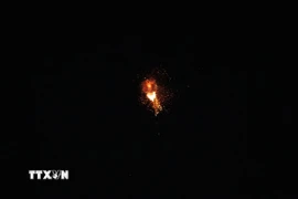 Hệ thống phòng không của Israel đánh chặn tên lửa trên bầu trời Tel Aviv, ngày 1/3/2026. (Ảnh: THX/TTXVN)
