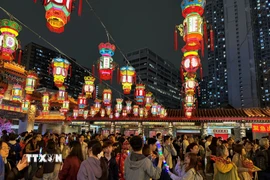 Nhiều bạn trẻ đến lễ Nguyệt Lão tại Wong Tai Sin để cầu duyên thành công. (Ảnh: Mạc Luyện/TTXVN)