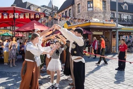 Du khách trở thành một phần không thể thiếu của show “Happy Fair.”