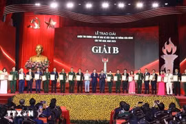 Hình ảnh lễ trao giải Cuộc thi chính luận về bảo vệ nền tảng tư tưởng của Đảng lần thứ năm, năm 2025. (Ảnh: Văn Điệp/TTXVN)