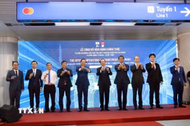 Các đại biểu thực hiện nghi thức công bố vận hành chính thức metro số 1 Bến Thành-Suối Tiên. (Ảnh: Tiến Lực/TTXVN)