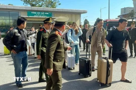 Phòng Quản lý xuất nhập cảnh (Công an tỉnh Quảng Ninh) phối hợp trao trả công dân Trung Quốc nhập cảnh trái phép vào Việt Nam tại khu vực Vạch phân quản Cửa khẩu Quốc tế Móng Cái (Việt Nam)-Đông Hưng (Trung Quốc). (Ảnh: TTXVN phát)