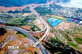 Dự án Bến cảng Liên Chiểu và tuyến đường ven biển kết nối cảng tại phường Hải Vân (thành phố Đà Nẵng) bước vào giai đoạn hoàn thiện. (Ảnh: Khoa Chương/TTXVN)