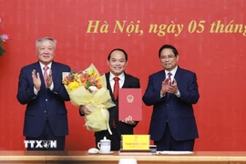 Thủ tướng Phạm Minh Chính và Phó Thủ tướng Thường trực Nguyễn Hoà Bình trao Quyết định bổ nhiệm Phó Tổng Thanh tra Thường trực Thanh tra Chính phủ đối với ông Nguyễn Quốc Đoàn. (Ảnh: Dương Giang/TTXVN)