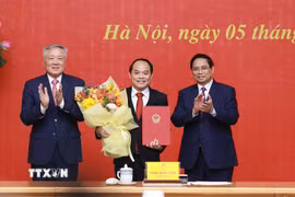 Thủ tướng Phạm Minh Chính và Phó Thủ tướng Thường trực Nguyễn Hoà Bình trao Quyết định bổ nhiệm Phó Tổng Thanh tra Thường trực Thanh tra Chính phủ đối với ông Nguyễn Quốc Đoàn. (Ảnh: Dương Giang/TTXVN)