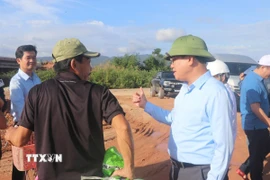 Chủ tịch UBND tỉnh Phạm Anh Tuấn thăm hỏi, động viên người dân di dời về nơi ở an toàn. (Ảnh: Sỹ Thắng/TTXVN)