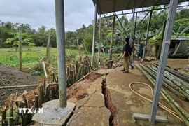 Hộ gia đình của bà Nguyễn Thị Thương, trú tại khối 2, xã Khe Sanh bị sạt lở nghiêm trọng. (Ảnh: TTXVN phát)