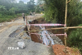 Nhiều điểm trên Tỉnh lộ 587 thuộc xã Khe Sanh bị sạt lở nghiêm trọng. (Ảnh: TTXVN phát)