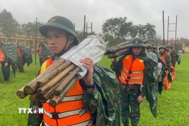 Lực lượng Trung đoàn 6, Bộ Chỉ huy Quân sự thành phố Huế sẵn sàng ứng phó bão số 13. (Ảnh: Mai Trang/TTXVN)