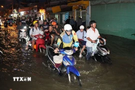 Giao thông ùn tắc, di chuyển chậm chạm tại đường Bình Quới, Thành phố Hồ Chí Minh. (Ảnh: Trung Tuyến/TTXVN)