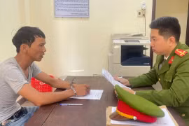Lấy lời khai của đối tượng gây tai nạn. (Ảnh công an cung cấp)