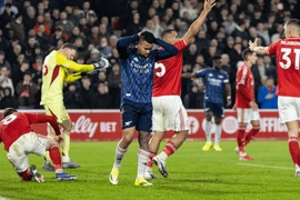 Arsenal lỡ cơ hội gia tăng khoảng cách với Man City.