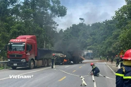 Hiện trường vụ tai nạn giữa xe bồn và xe 'hai khúc. (Ảnh: Văn Tý/Vietnam+)