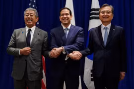 Ngoại trưởng Hàn Quốc Cho Hyun cùng người đồng cấp Mỹ Marco Rubio và Nhật Bản Takeshi Iwaya. (Nguồn: Yonhap)