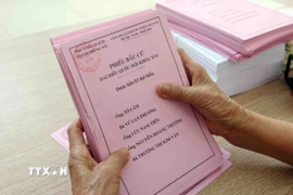 Phiếu bầu cử đã được tổ bầu cử phường Ngọc Hà chuẩn bị sẵn sàng cho Ngày hội lớn của đất nước. (Ảnh: Phạm Kiên/TTXVN)