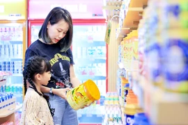 Đổi mới sản phẩm, “thay áo” các cửa hàng theo nhận diện thương hiệu mới giúp Vinamilk tiếp cận tốt hơn đến người tiêu dùng, tác động tích cực đến kết quả kinh doanh. (Ảnh: Nguyên Phương)